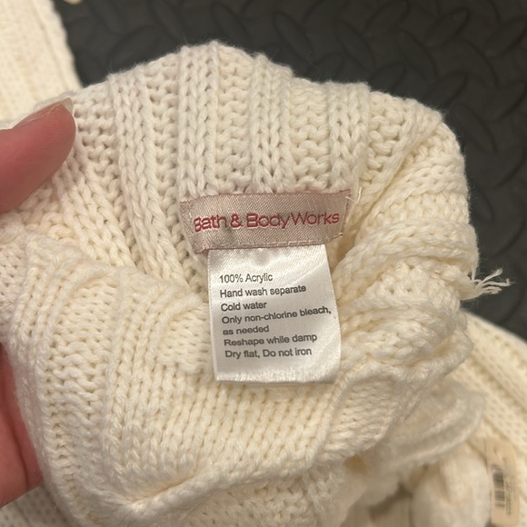 Bath and Body Works white knit scarf with hand warmer mittens NWT - Picture 4 of 5